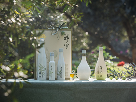 祥宇特級(jí)初榨橄欖油，純手工采摘、精選優(yōu)質(zhì)油橄欖鮮果，用意大利貝亞雷斯全自動(dòng)設(shè)備物理冷榨工藝，在鮮果采摘后8小時(shí)內(nèi)限時(shí)鮮榨而成。