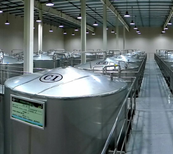 公司擁有都橄欖行業(yè)中亞洲最大的萬(wàn)噸標(biāo)準(zhǔn)化恒溫避光隔氧儲(chǔ)油庫(kù)，具備最佳的15℃-22℃低恒溫儲(chǔ)存環(huán)境。全部?jī)?chǔ)油罐采用食品級(jí)專(zhuān)用不銹鋼制作，采用..