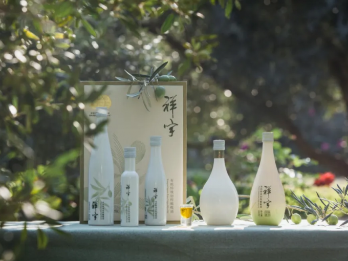 從甘肅隴南的青山幽谷，到一線(xiàn)城市的高端賣(mài)場(chǎng)；從一顆油橄欖在晨露中初綻的青澀，到一..